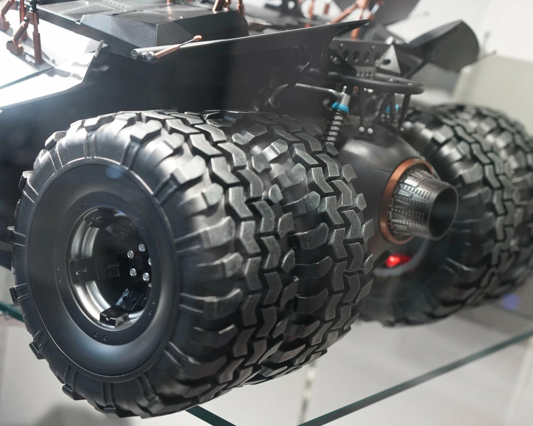 Hot Toys MMS596 Batman Begins Batmobile The Tumbler