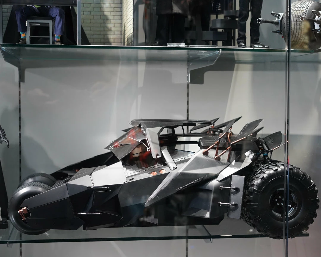 Hot Toys MMS596 Batman Begins Batmobile The Tumbler