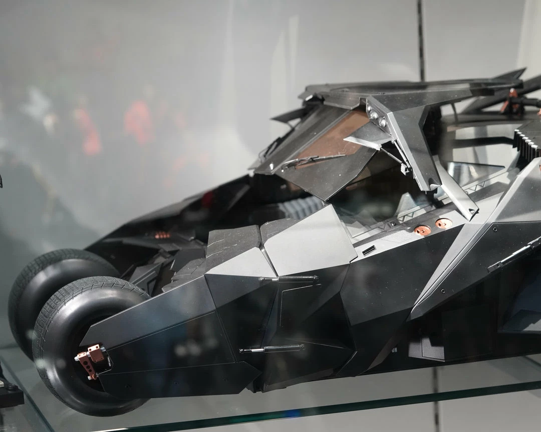 Hot Toys MMS596 Batman Begins Batmobile The Tumbler